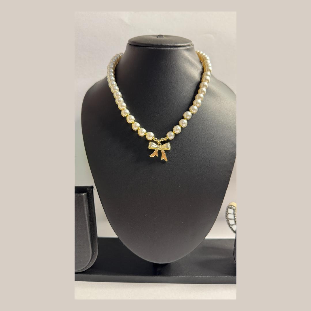 Elegant Pearl Bow Necklace